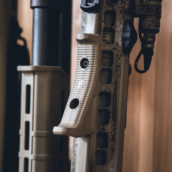 MAGPUL® M-LOK™ AFG® ANGLED FORE-GRIP M-LOK SYSTEM - FLAT DARK EARTH - Image 5